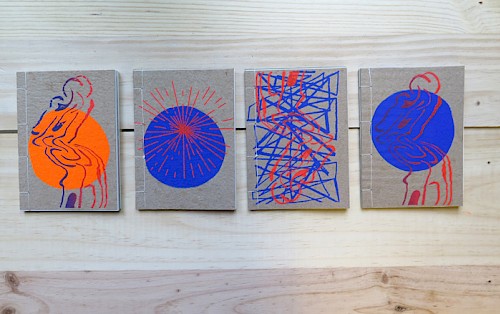 Carnets assemblés et façonnés à la main avec papier fait main et sérigraphié