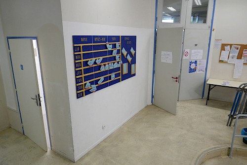 En réponse au besoin d'informations sur les différentes activités de la Salle Polyvalente des Longs Sillons, et afin de continuer notre démarche d'aménagement de cet endroit pour le public, nous avons créé une signalétique et un panneau d'affichage, accrochés dans l'espace de passage.