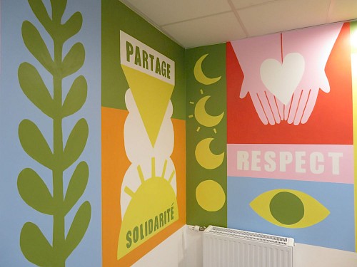 FRESQUE MURALE ✺ &Agrave; partager : Dans le cadre de la r&eacute;alisation d&rsquo;une peinture murale en coop&eacute;ration avec les r&eacute;sident&middot;es dans la salle polyvalente de la r&eacute;sidence Jean Rostand et &agrave; la suite de la conception d&rsquo;un livret de pr&eacute;sentation du projet de vie sociale et partag&eacute;e de la r&eacute;sidence, notre collectif est intervenu pour d&eacute;finir avec les r&eacute;sident&middot;es les valeurs de la maison des projets et les mettre en image.
&nbsp;