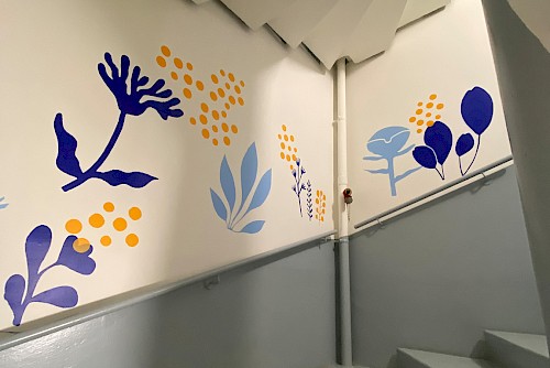 FRESQUE MURALE ✺ Le 8&egrave;me ciel : Conception et r&eacute;alisation d&rsquo;une fresque murale pour une cage d&rsquo;escalier sur 8 &eacute;tages.
☞ Dans le cadre de l&rsquo;am&eacute;lioration du cadre de vie de la r&eacute;sidence Albert Roussel, notre collectif est intervenu apr&egrave;s un atelier de concertation aupr&egrave;s des r&eacute;sident&middot;es pour r&eacute;aliser une fresque dans la cage d&rsquo;escalier de l&rsquo;immeuble 6. Cette fresque est un voyage depuis les fonds marins jusqu'au ciel. Chaque univers pr&ecirc;te une de ces couleurs au suivant, ce qui cr&eacute;e une &eacute;volution douce et dynamique des motifs, comme les habitant&middot;es le souhaitaient pour cet espace de transition entre chez eux et le monde ext&eacute;rieur.
☞ Fresque murale de 1m20 de haut de quatres univers diff&eacute;rents sur 8 &eacute;tagesCr&eacute;ation d&rsquo;un grand lot de pochoirs en polypropyl&egrave;ne pour appliquer&nbsp;9 couleurs&nbsp;Niveau 0-1 > univers marin Niveau 2-3 > univers v&eacute;g&eacute;tal (plantes, feuilles, foret)Niveau 4-5 > univers floral &nbsp;Niveau 6-7-8 autour des oiseaux (jour &amp; nuit)
&nbsp;