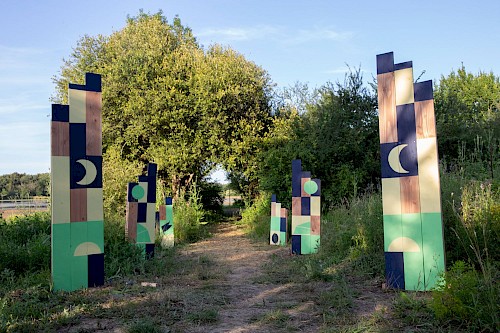 Signal&eacute;tique ✺ Parenteuf : Conception, fabrication et installation d&rsquo;&eacute;l&eacute;ments de signal&eacute;tique pour la sc&eacute;nographie du festival &laquo; Parenteuf &raquo;
☞ Parenteuf est le festival organis&eacute; par le collectif Parenth&egrave;se pour c&eacute;l&eacute;brer les 10 ans de leur atelier d&rsquo;architectes.&nbsp;
&rarr;&nbsp; Dans le cadre du festival, ils ont invit&eacute; des designers et leur ont laiss&eacute; carte blanche pour investir un des espaces : notre collectif a pens&eacute; une sc&eacute;nographie d&rsquo;entr&eacute;e pour accueillir les festivaliers et signaler les nombreuses activit&eacute;s et sc&egrave;nes du site. Pour ce faire, nous &eacute;tions en r&eacute;sidence &agrave; l&rsquo;&eacute;tang de la Marelle durant une semaine, pour scier, peindre, lester, coudre et festoyer !&nbsp;
▪︎ Productions r&eacute;alis&eacute;es ▪︎
- Un ensemble de 8 totems de 3,5 &agrave; 1,5 m&egrave;tres de hauteur pour l&rsquo;entr&eacute;e du festival et un espace photo
- Une trentaine de panneaux de signal&eacute;tiques pour pouvoir s&rsquo;orienter et indiquer les diff&eacute;rents espaces
- Une quinzaine de drapeaux d&rsquo;habillages de l&rsquo;all&eacute;e principale pour accompagner les festivaliers jusqu&rsquo;aux sc&egrave;nes
&nbsp;