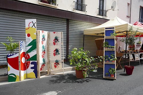 Signal&eacute;tique ✺ La rue Hoche est &agrave; nous : ☞ &ldquo;La rue Hoche est &agrave; nous&rdquo; est un projet coop&eacute;ratif initi&eacute; par le th&eacute;&acirc;tre El Duende en partenariat avec Les amis de la Cour Cyclette, la Librairie Envie de lire, le collectif Ne Rougissez Pas! et les habitant&middot;es du quartier du Petit Ivry.&nbsp;
Ce projet a permis de r&eacute;investir et de r&eacute;inventer une rue, pendant l&rsquo;&eacute;t&eacute; 2020, autour des valeurs &eacute;cologiques et de solidarit&eacute;. Il repose sur l&rsquo;envie de proposer un terrain de jeu pour imaginer de nouveaux usages de la rue. Investir la rue pour ralentir le temps, prendre le temps de se rencontrer et faire la f&ecirc;te. Ainsi, en fermant la rue sur 5 apr&egrave;s-midis de suite, les habitant&middot;es ont v&eacute;cu l&rsquo;exp&eacute;rience de la ville en f&ecirc;te, inclusive et r&eacute;siliente.
&rarr; Pour cet &eacute;v&eacute;nement, notre collectif a con&ccedil;u et r&eacute;alis&eacute; des dispositifs de signal&eacute;tique et un habillage sc&eacute;nographique pour la rue afin de pouvoir investir l&rsquo;espace public. Gr&acirc;ce &agrave; des mat&eacute;riaux de r&eacute;emploi nous avons pu habiller la rue et am&eacute;nager les espaces de rencontres lors des spectacles.&nbsp;
▪︎ Productions r&eacute;alis&eacute;es ▪︎

14 nappes s&eacute;rigraphi&eacute;es
16 kak&eacute;monos s&eacute;rigraphi&eacute;s
3 panneaux &ldquo;croquants&rdquo; - &eacute;chelles de signal&eacute;tique
5 structures &agrave; plantes
20 panneaux de signal&eacute;tique
1 paravent - fresque en tissu

&nbsp;
&nbsp;