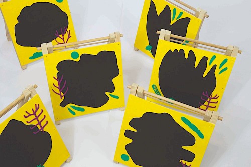 Sc&eacute;nographie ext&eacute;rieure ✺ Kit festif : Conception et r&eacute;alisation d&rsquo;objets mobiles et modulables composant un kit festif pour les associations et les acteurs de la Place V&eacute;n&eacute;tie.
☞ Ce projet repose sur la cr&eacute;ation&nbsp; d&rsquo;un kit d&rsquo;installation de f&ecirc;te &agrave; d&eacute;ployer lors d&rsquo;&eacute;v&egrave;nements sur la Place de V&eacute;n&eacute;tie, dans le quartier du 13&egrave;me arrondissement de Paris. Il a &eacute;t&eacute; pens&eacute; et r&eacute;alis&eacute; de fa&ccedil;on collaborative avec les habitant&middot;es et les associations du quartier afin d&rsquo;accompagner les futurs temps forts de la place du quartier.&nbsp;
Il est compos&eacute; de supports graphiques, de mobiliers mobiles et d&rsquo;&eacute;l&eacute;ments signal&eacute;tiques et sc&eacute;nographiques alliant l&rsquo;utile et le d&eacute;coratif. Ces &eacute;l&eacute;ments peuvent &ecirc;tre utilis&eacute;s ind&eacute;pendamment ou combin&eacute;s les uns aux autres.&nbsp;
Le kit festif a &eacute;t&eacute; con&ccedil;u et r&eacute;alis&eacute; de fa&ccedil;on collaborative avec les habitant&middot;es et les associations du quartier, afin d&rsquo;accompagner les futurs temps forts sur la place de V&eacute;n&eacute;tie. Pour ce faire, nous avons men&eacute; un cycle d&rsquo;ateliers de fabrication du kit festif, &agrave; partir de plusieurs outils (kit de formes graphiques &agrave; d&eacute;couper, s&eacute;rigraphie, textile,&nbsp;peinture sur bois, pochoirs vinyles...).
✺ Productions r&eacute;alis&eacute;es ✺
5 ensembles de 3 drapeaux kak&eacute;monos
9 tabourets modulables en estrade th&eacute;&acirc;trale
1 kiosque mobile : chariot &agrave; roulettes multifonction&nbsp;
6 grands panneaux ardoise&nbsp;
6 mini tableaux de chauss&eacute;e ardoise
1 grande &eacute;chelle/totem signal&eacute;tique
3 guirlandes de fanions en tissu&nbsp;
6 grands coussins de sol
